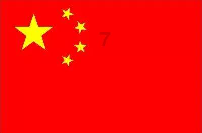 看到深圳街拍，才发现：满大街都是“派克服+鲨鱼裤”，保暖显瘦