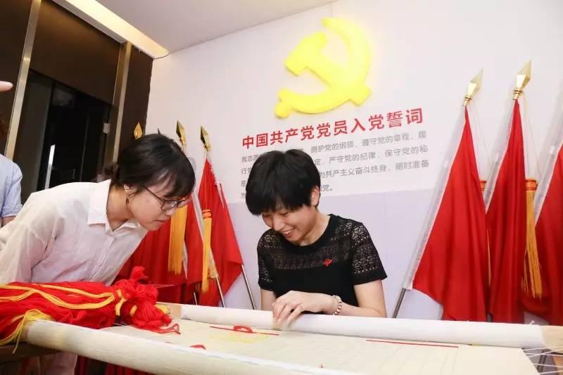 梦到去世的奶奶跟我说话还给我一大叠100元的冥币 我还拿去买了包烟！游戏画面